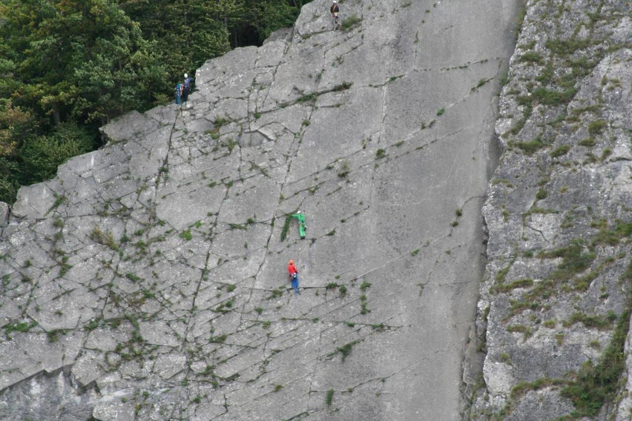 Au Bout Du Monde Villa Waulsort Exteriör bild